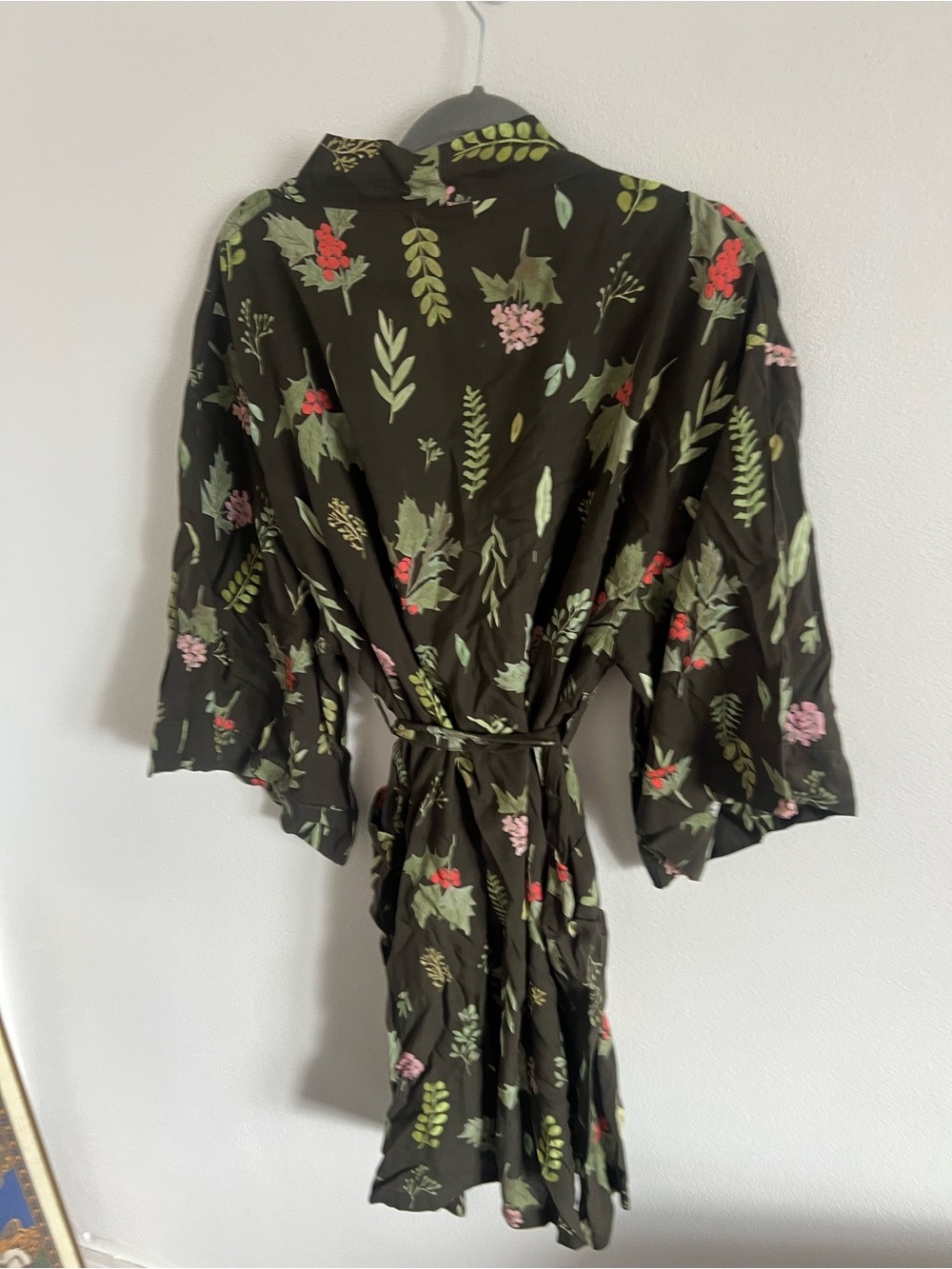 Uncommon Goods Birth Month Flower Robe, December - M/L - Picture 4 of 4